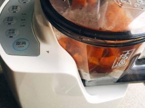 面粉、南瓜、盐、全放入面条机。