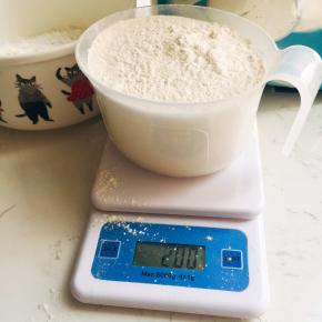 我这个是面条机配套的面粉杯(以前都是按两杯的量做的)一平杯200克，两杯400克。