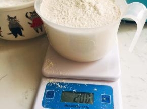 我这个是面条机配套的面粉杯(以前都是按两杯的量做的)一平杯200克，两杯400克。