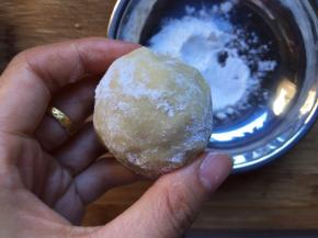 沾上玉米淀粉，膜具中也沾点