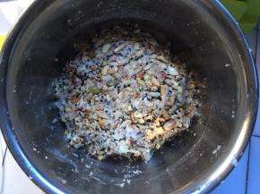 搅拌成团，放入冰箱冷藏