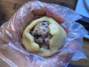 将伍仁馅包裹起来，用虎口往上推，直至合拢