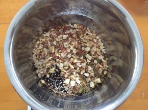 将核桃、花生、杏仁打碎，葡萄剪成两半，黑芝麻白芝麻，瓜子全部放在一起