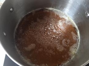 一直熬到糖浆变成琥珀色，如果有温度计可以量一下温度在115度就可以关火了