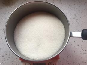 白砂糖倒入锅中