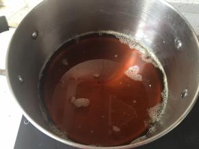 关火后先不要频繁移动糖浆，放至糖浆变量后装瓶。