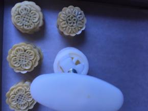 放入膜具，膜具向下压