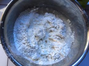 放入干果中，倒入凉白开，10克白酒，和玉米油，