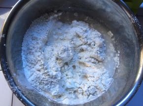 放入干果中，倒入凉白开，10克白酒，和玉米油，