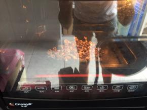 将花生核桃放烤箱烤熟，分开烤哦，160度，花生看见壳哔开就可以了，大概5分钟左右，注意观察，核桃5分钟就可以了