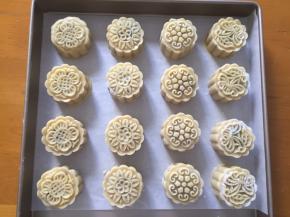 放入预热好的烤箱160度，中层5分钟，放入烤箱前喷点水