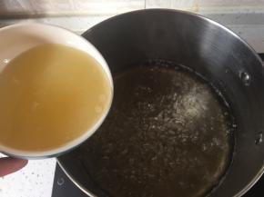 水开之后倒入柠檬汁，这时开始就不要搅拌了