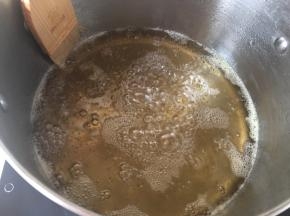 溅到锅壁的糖浆用毛刷蘸水刷下来