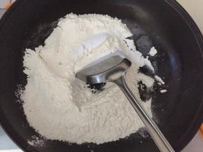 将糯米粉放入锅中，用小火翻炒熟，几分钟就可以了