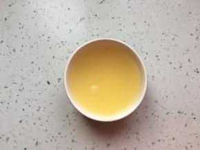 首先将新鲜柠檬榨汁