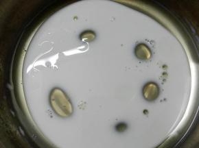 将色拉油倒入牛奶中