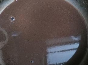 牛奶加热煮沸后关火，倒入巧克力，用牛奶的余温融化巧克力，然后搅拌均匀