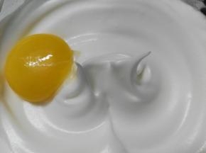 分次加入蛋黄，继续搅拌均匀