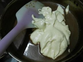 取少量的蛋糕糊与温温的巧克力溶液切拌均匀
