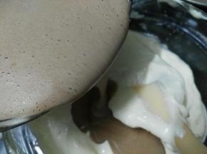 然后将巧克力蛋糕糊与之前的蛋糕糊混合，切拌均匀，拌好的蛋糕糊非常的细腻