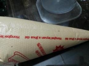 将蛋糕糊装入裱花袋，裱花袋剪小口
