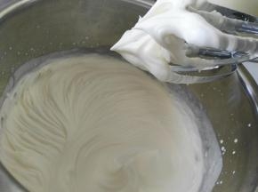 淡奶油+糖粉隔冰水打发