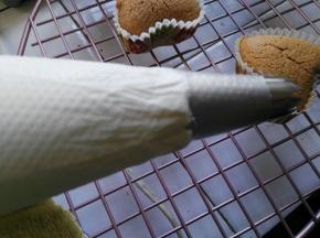 将打发好的淡奶油装入裱花袋，我用的是三能7092