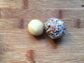 将饼皮和馅分成2:3状态，饼皮20克，伍仁馅30克，