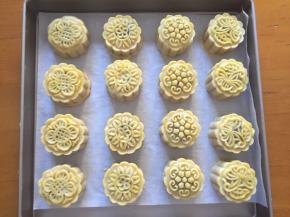 拿出刷上薄薄一层蛋黄液，蛋黄加一点冷水就可以，放入烤箱，继续15分钟即可