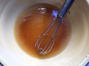 现在做月饼皮，将糖浆，枧水和花生油放在一起，搅拌均匀