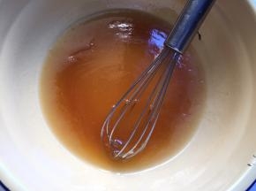 现在做月饼皮，将糖浆，枧水和花生油放在一起，搅拌均匀