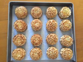 出炉，第二次做没有那么熟练，蛋黄刷的不怎么均匀