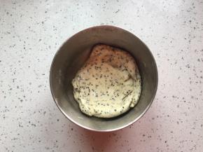 每次都要讲黄油揉进面团内直至吸收才可以加下一次黄油