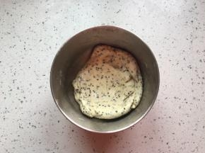 每次都要讲黄油揉进面团内直至吸收才可以加下一次黄油