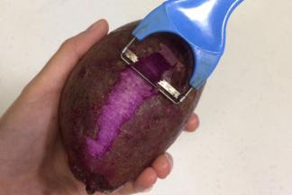 紫薯片做法：紫薯清洗干净，去皮。