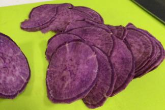 用刀把紫薯切成薄片。