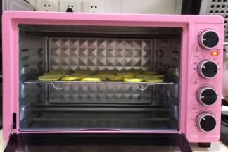 入烤箱中层，选择干果功能键，约烤7小时。