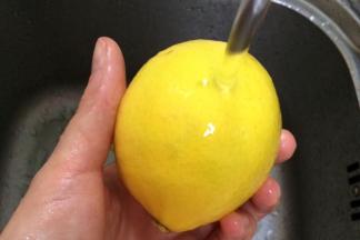 接着用水把柠檬清洗干净。