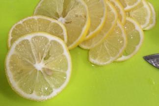 用刀把柠檬切成1～2毫米的薄片。