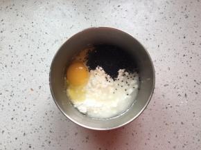 除去黄油和肉松的所有材料加入盆中