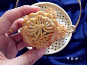 一般月饼要两到三天回油，才出炉的皮是硬的，回油后皮就软了