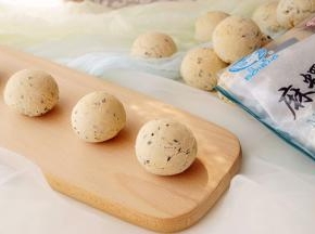 芝麻肉松麻薯包就做好了