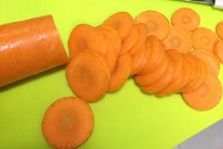 用刀切薄片，尽量切的厚薄一样。