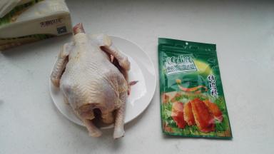 市场买的仔鸡宰杀洗净去头去爪，准备好的Cook100新奥尔良烤肉料。