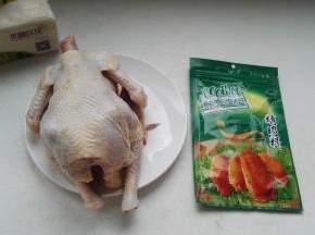 市场买的仔鸡宰杀洗净去头去爪，准备好的Cook100新奥尔良烤肉料。