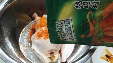 仔鸡放盆里，倒入Cook100新奥尔良烤肉料。