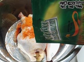 仔鸡放盆里，倒入Cook100新奥尔良烤肉料。