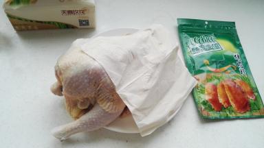 仔鸡洗净控水，用厨房纸擦干水分。