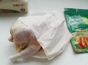 仔鸡洗净控水，用厨房纸擦干水分。