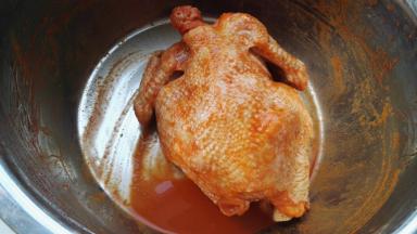 戴上一次性手套给鸡子进行全身按摩，用牙签或者烤针全身戳下便于入味。